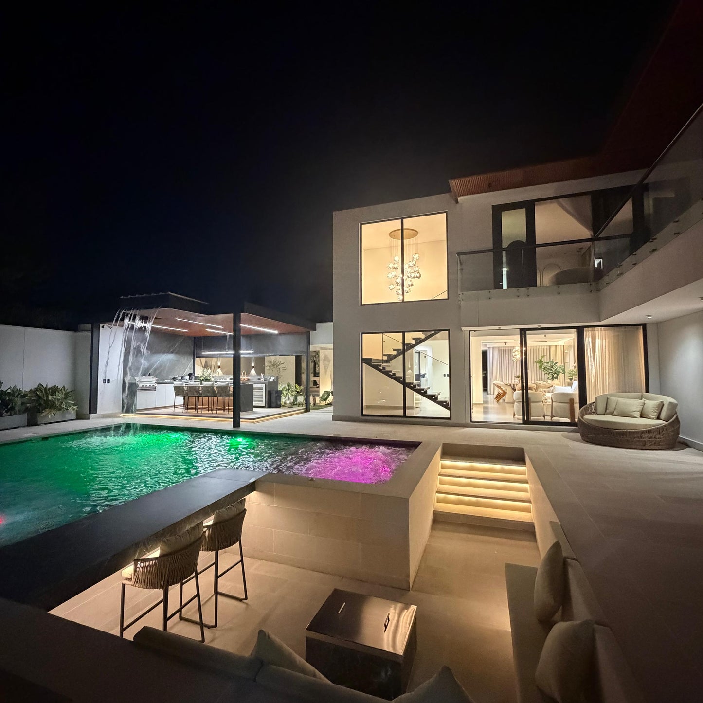 Casa amoblada en venta en La Morada, Jamundí — 700 m², sala de cine, discoteca y piscina