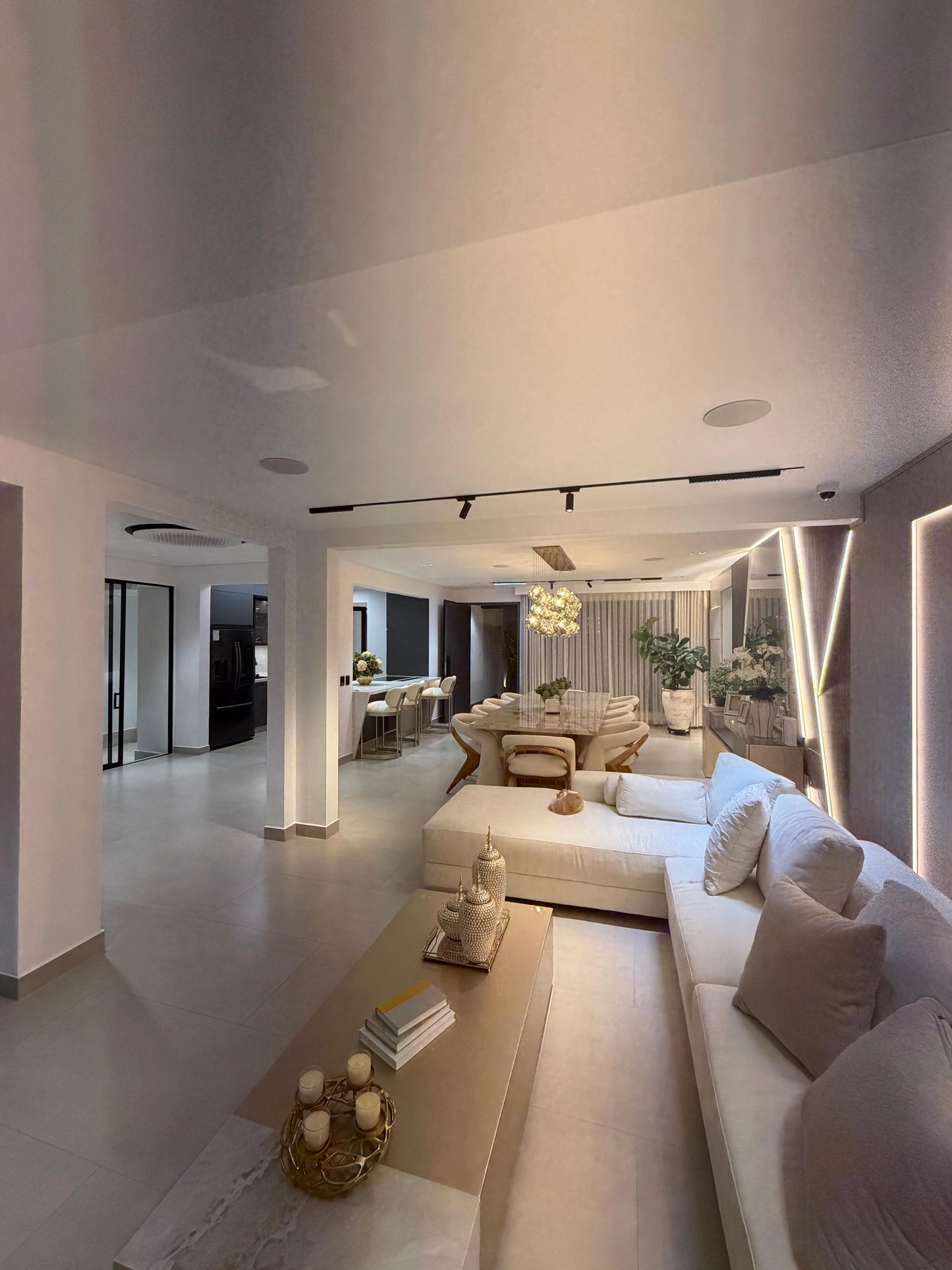 Casa amoblada en venta en La Morada, Jamundí — 700 m², sala de cine, discoteca y piscina