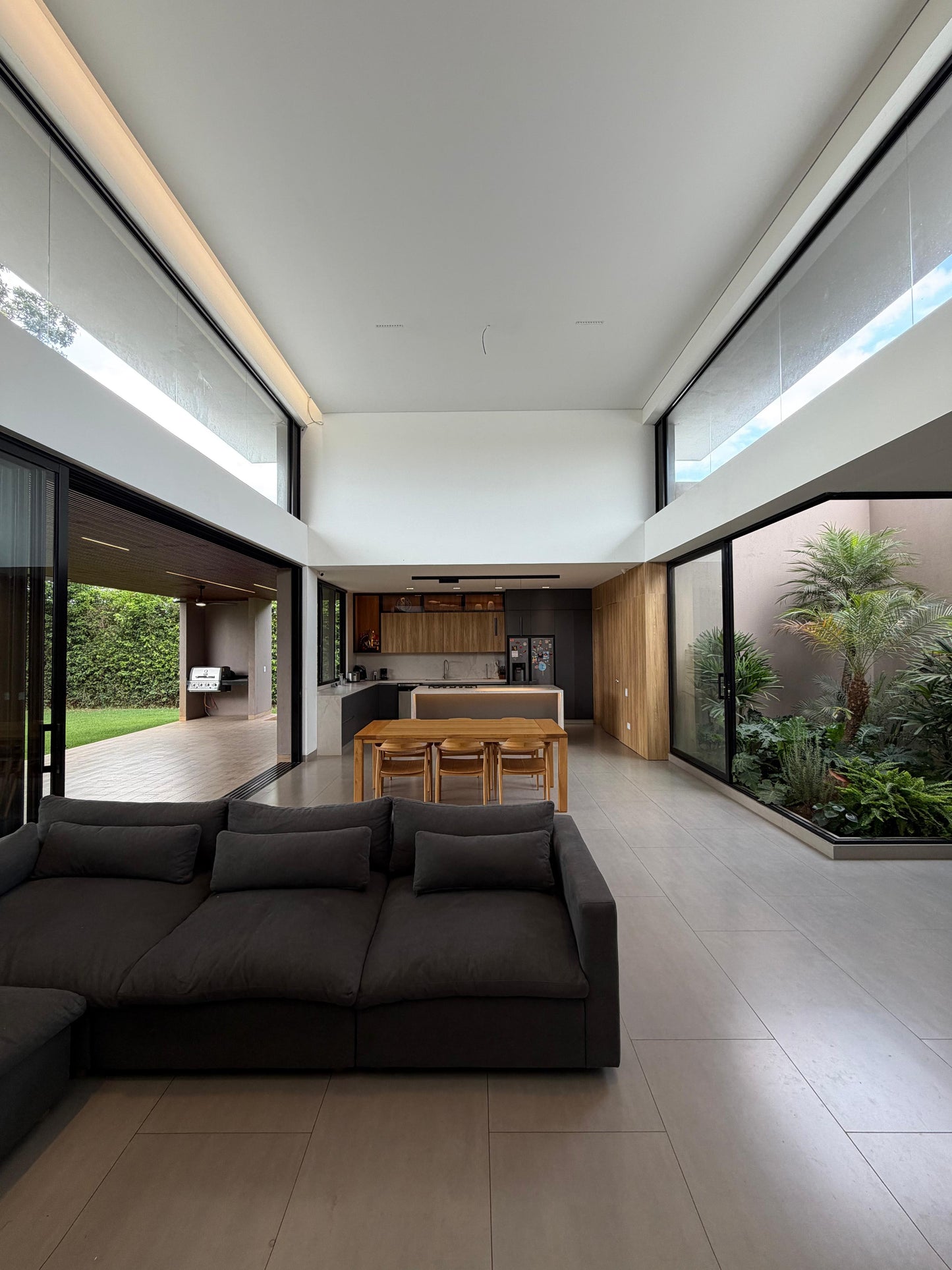 Casa en venta en La Morada, Jamundí — 470 m² sobre lote de 1.500 m² con jardín interior