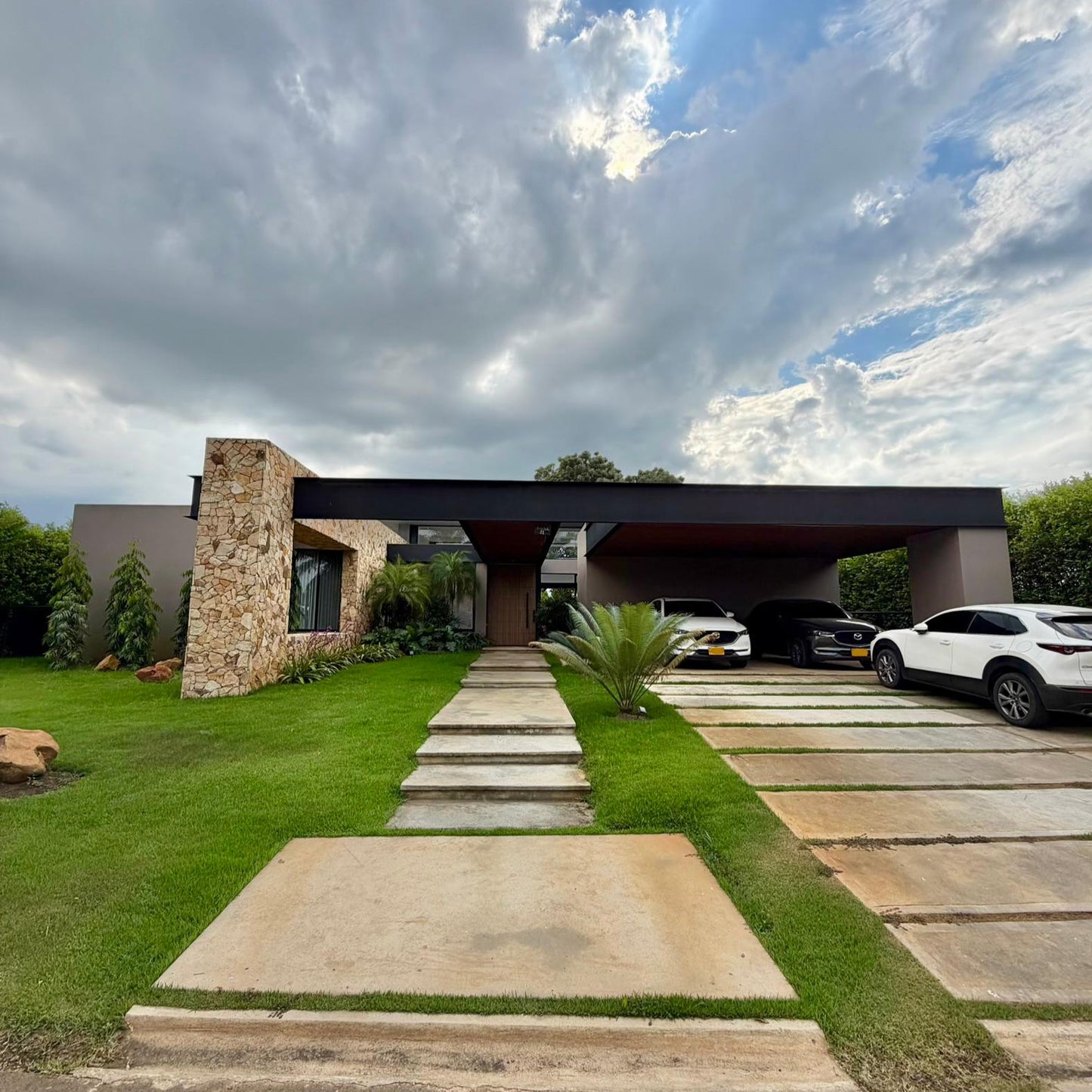 Casa en venta en La Morada, Jamundí — 470 m² sobre lote de 1.500 m² con jardín interior