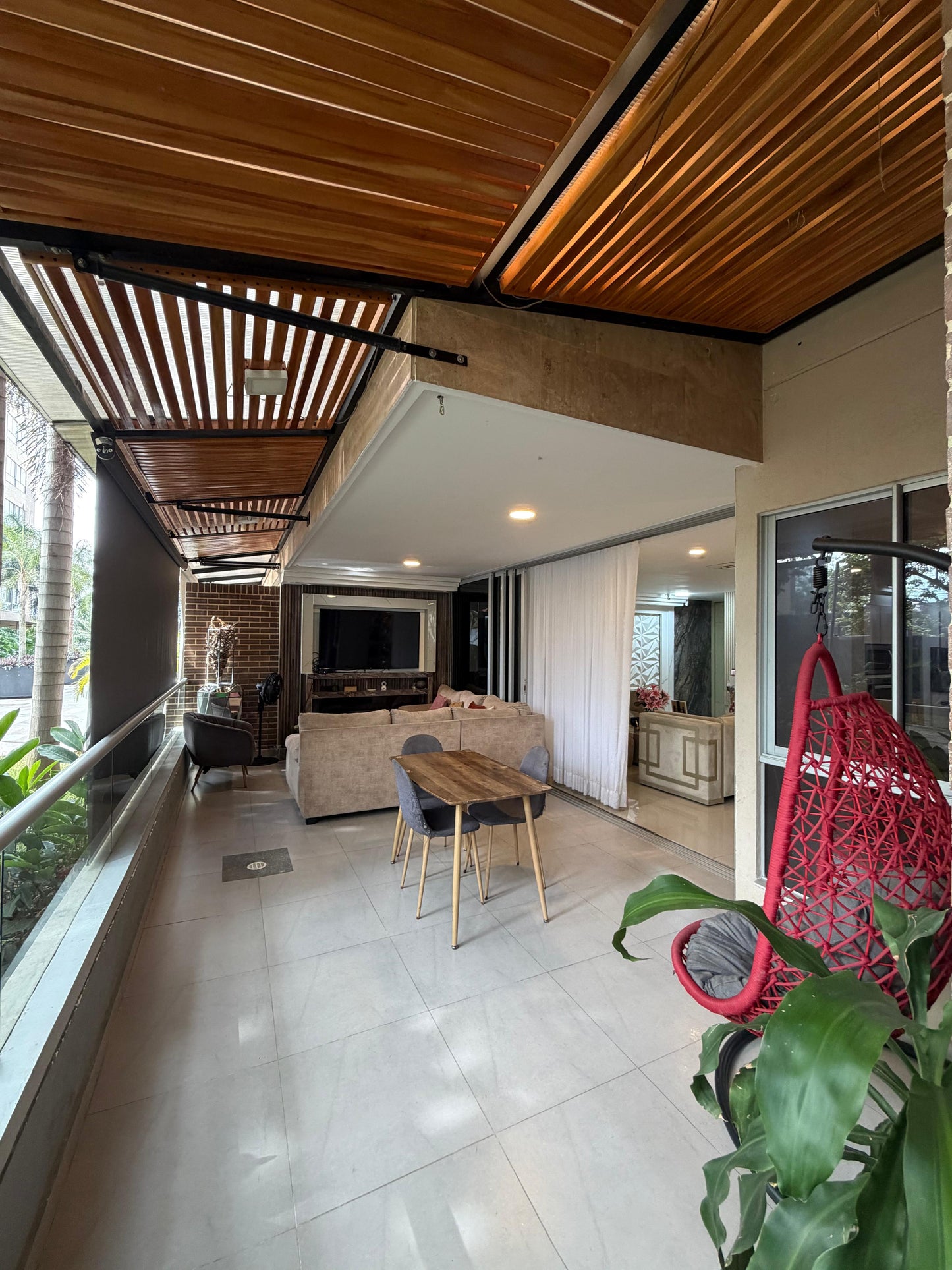 Apartamento en venta en Pance, Cali — 196 m² en primer piso con terraza