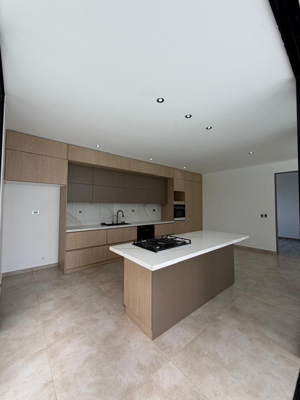 Casa en venta en La Morada, Jamundí — 520 m² sobre lote de 1.500 m², piscina y jacuzzi