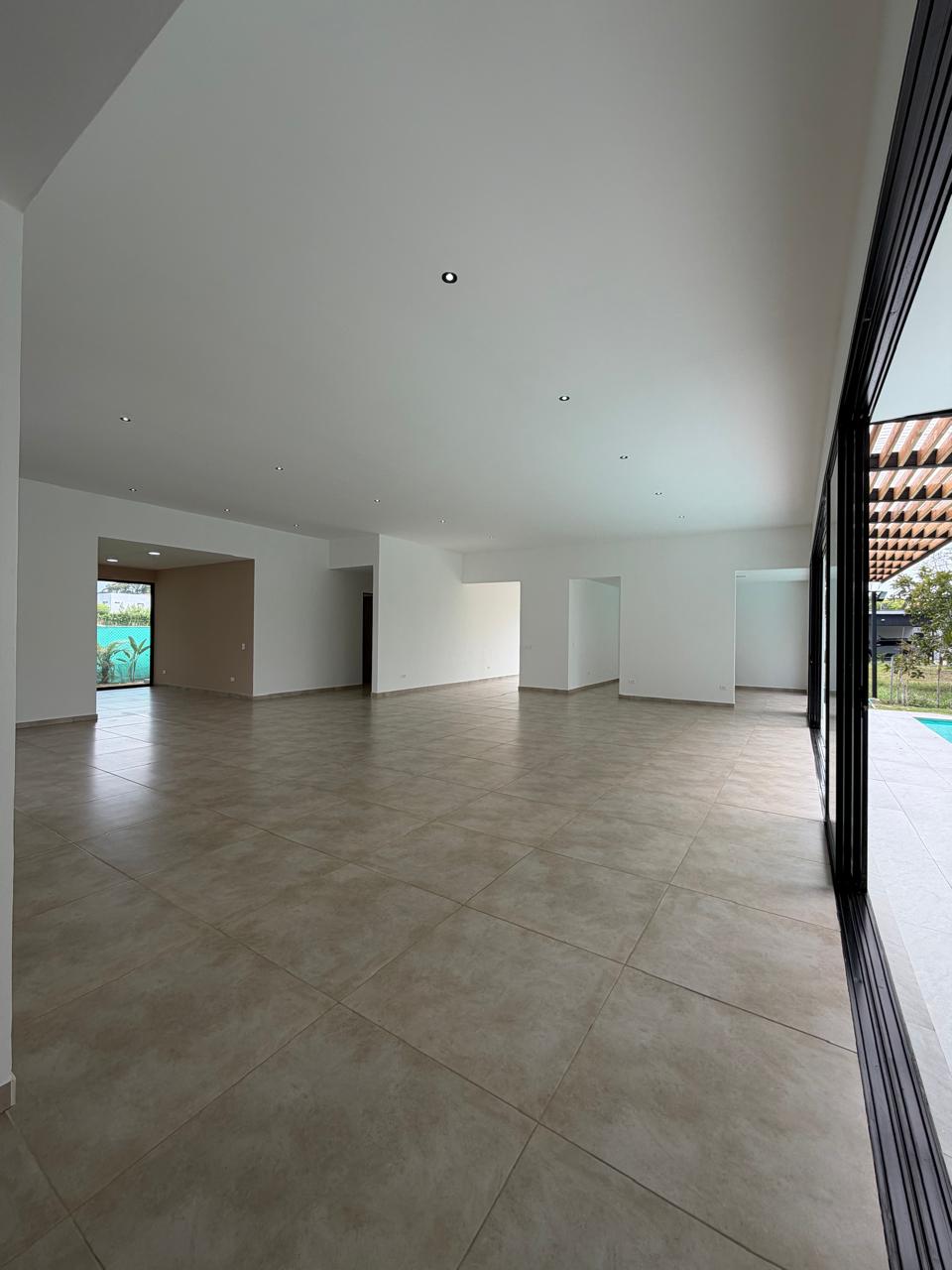 Casa en venta en La Morada, Jamundí — 520 m² sobre lote de 1.500 m², piscina y jacuzzi