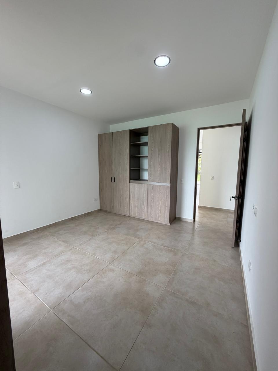 Casa en venta en La Morada, Jamundí — 520 m² sobre lote de 1.500 m², piscina y jacuzzi