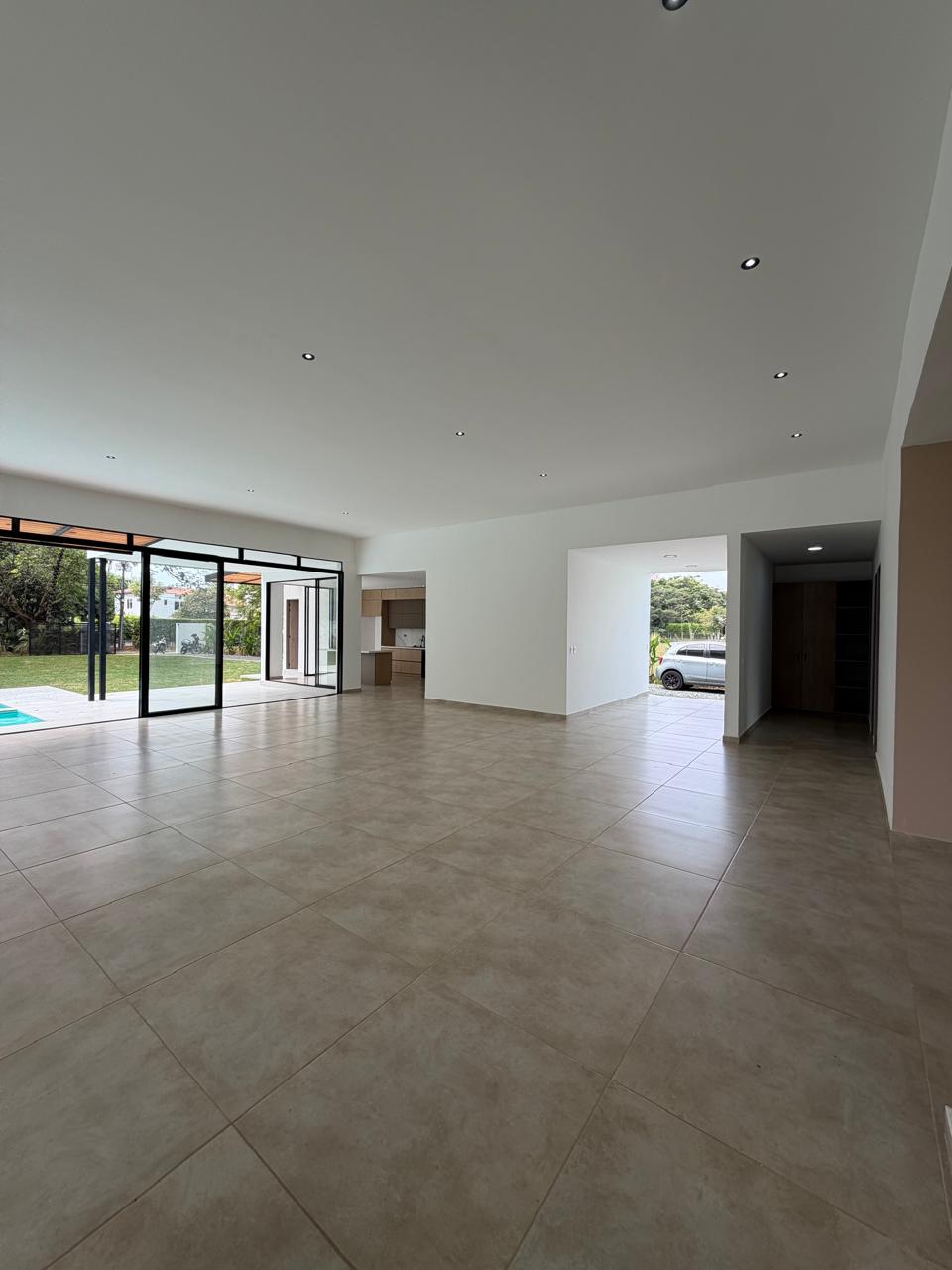 Casa en venta en La Morada, Jamundí — 520 m² sobre lote de 1.500 m², piscina y jacuzzi