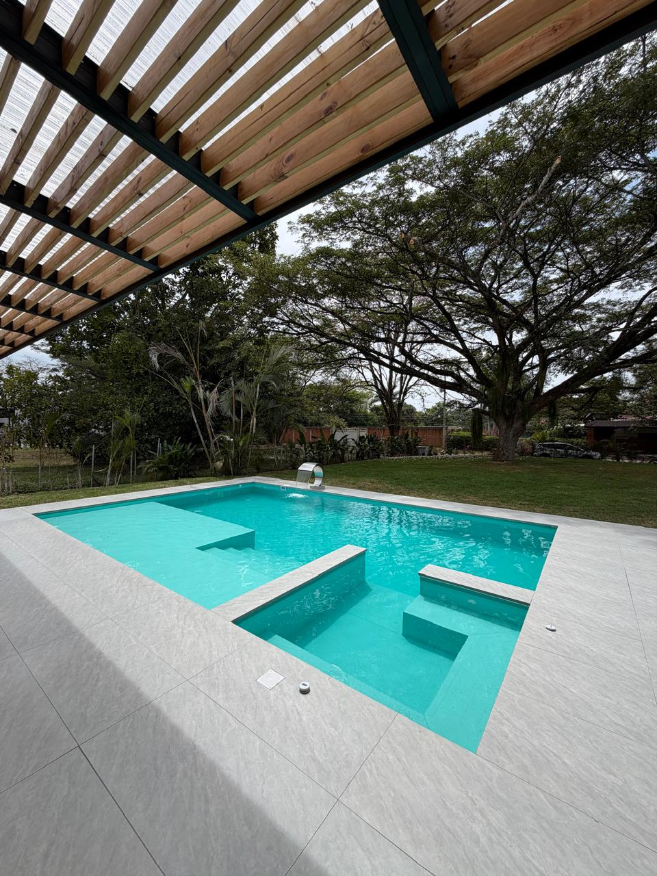 Casa en venta en La Morada, Jamundí — 520 m² sobre lote de 1.500 m², piscina y jacuzzi