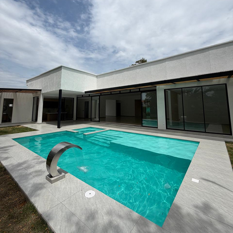 Casa en venta en La Morada, Jamundí — 520 m² sobre lote de 1.500 m², piscina y jacuzzi