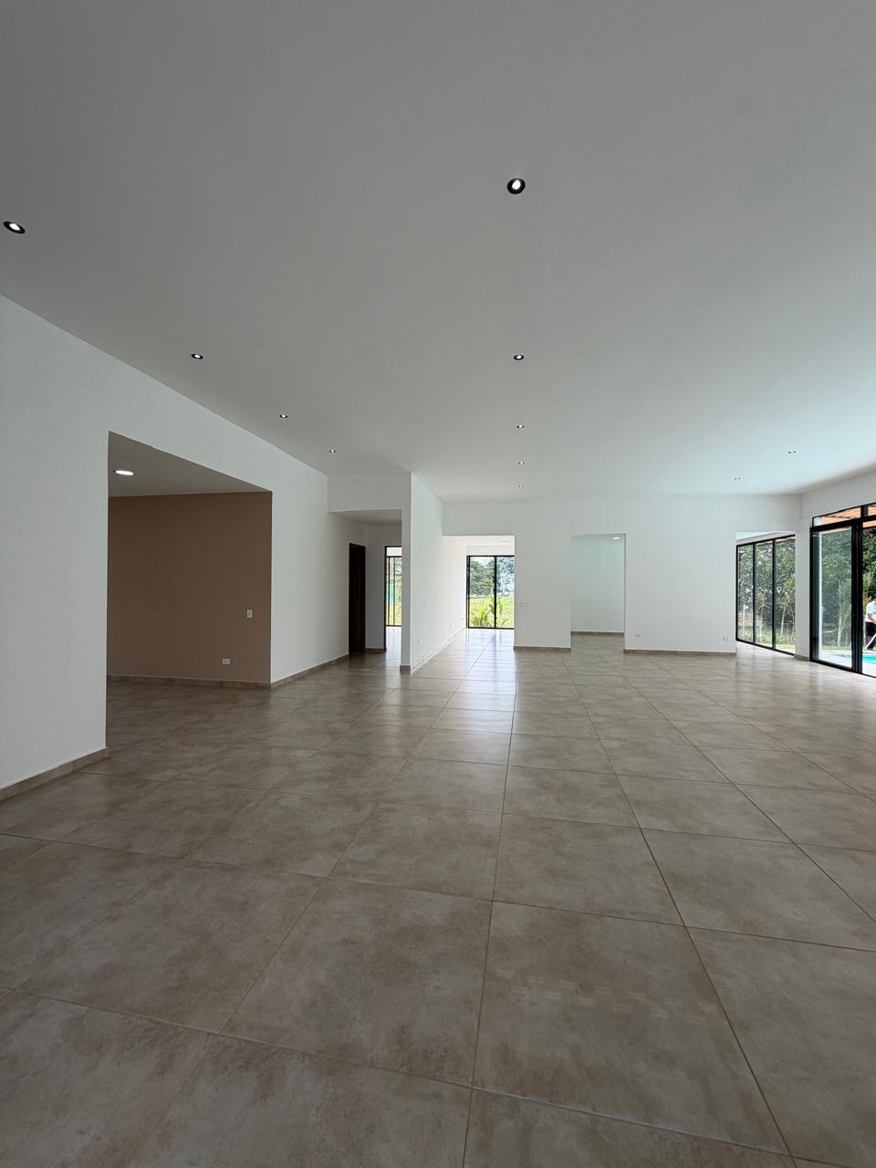 Casa en venta en La Morada, Jamundí — 520 m² sobre lote de 1.500 m², piscina y jacuzzi
