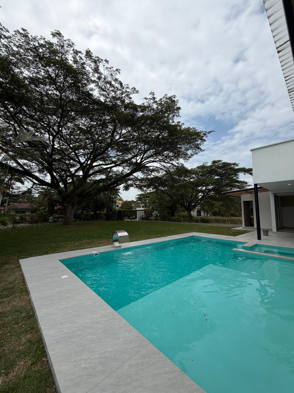 Casa en venta en La Morada, Jamundí — 520 m² sobre lote de 1.500 m², piscina y jacuzzi