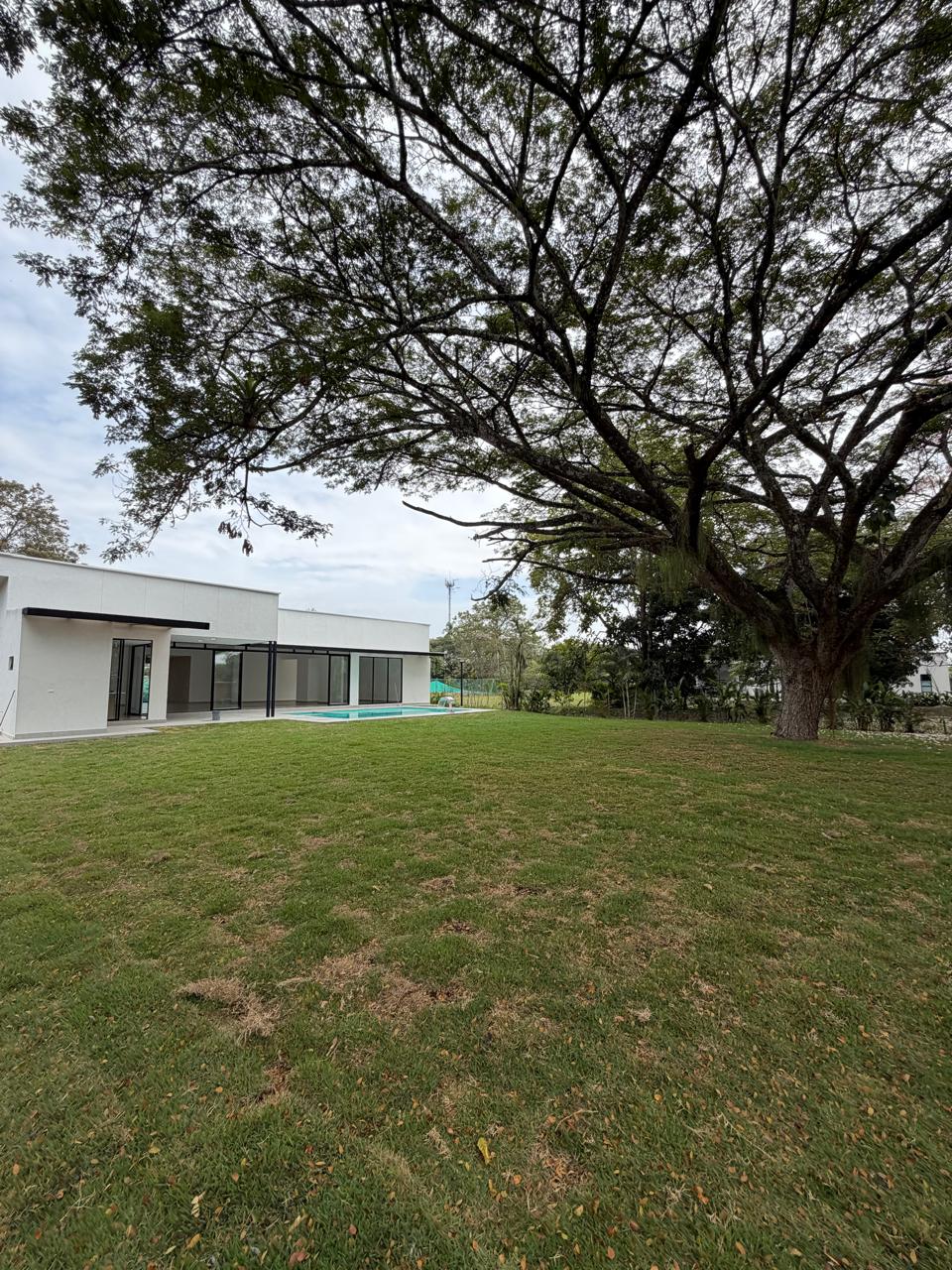 Casa en venta en La Morada, Jamundí — 520 m² sobre lote de 1.500 m², piscina y jacuzzi