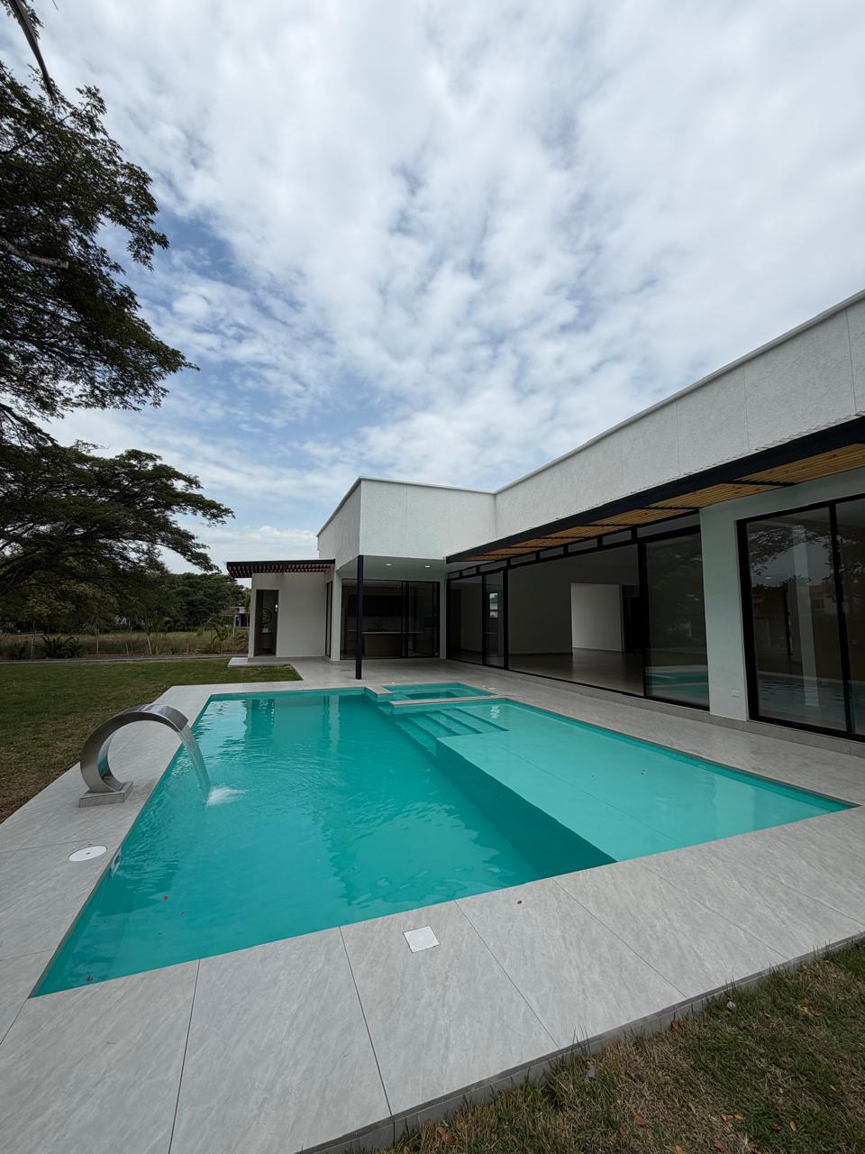 Casa en venta en La Morada, Jamundí — 520 m² sobre lote de 1.500 m², piscina y jacuzzi