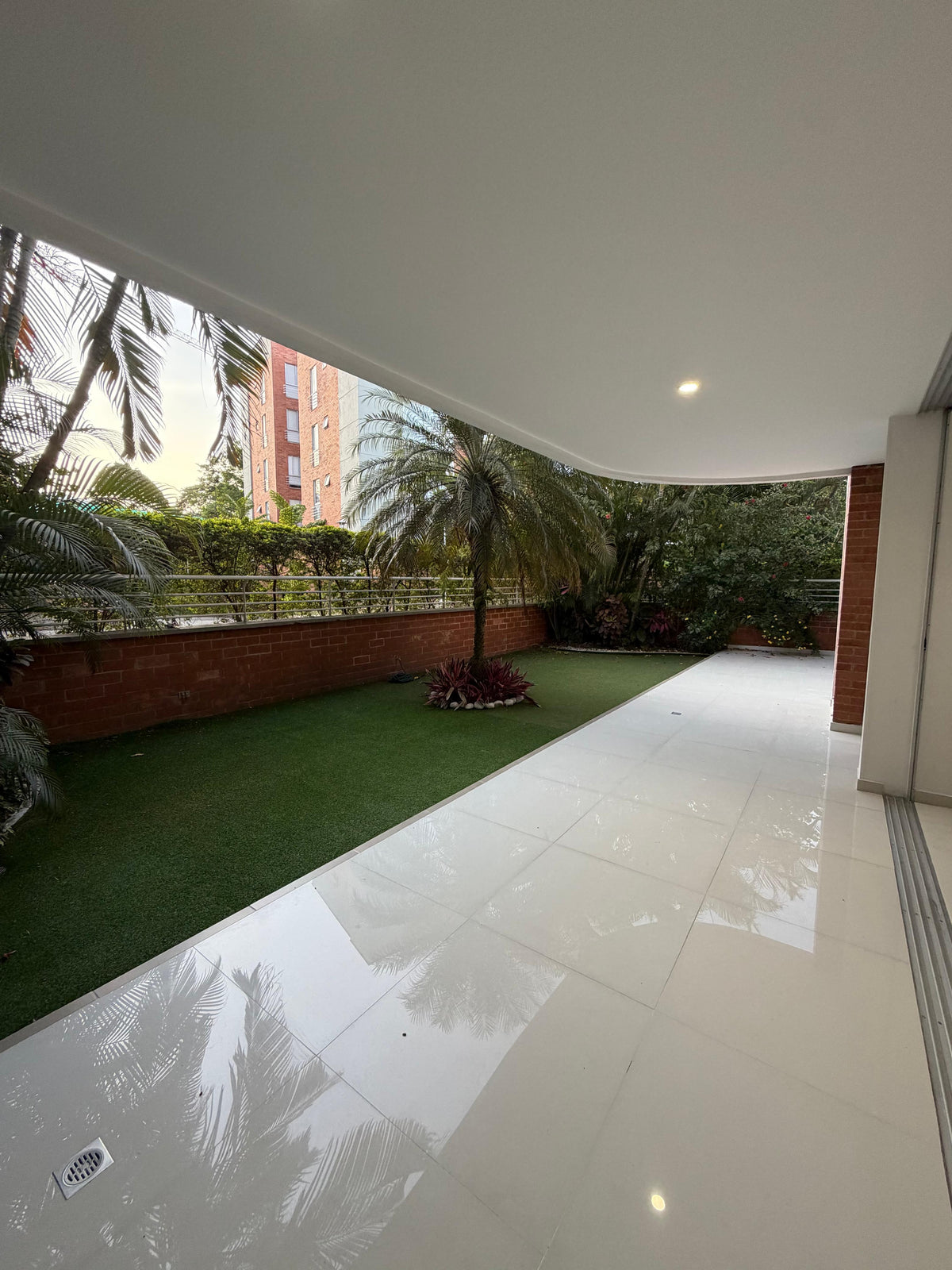 Apartamento en venta en Pance, Cali — Primer piso, 136 m² con terraza de 120 m²