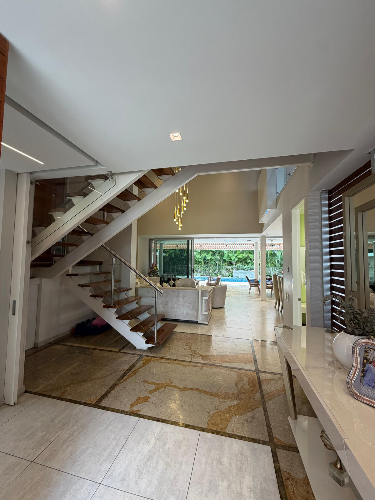 Casa en condominio en venta en Pance, Cali — 396 m², piscina, jacuzzi y domótica