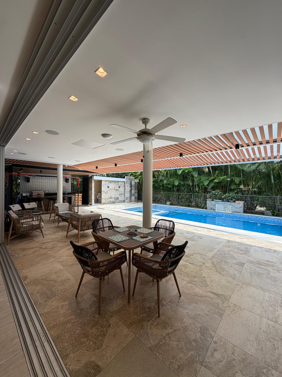 Casa en condominio en venta en Pance, Cali — 396 m², piscina, jacuzzi y domótica