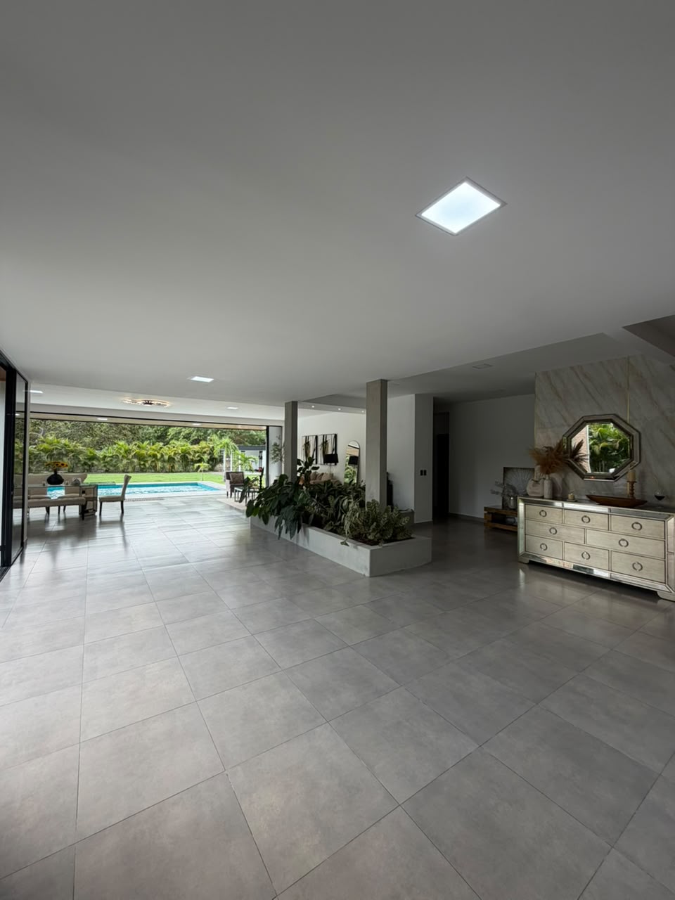 Casa en venta en La Morada, Jamundí — 400 m² sobre lote de 1.500 m², piscina y paneles solares