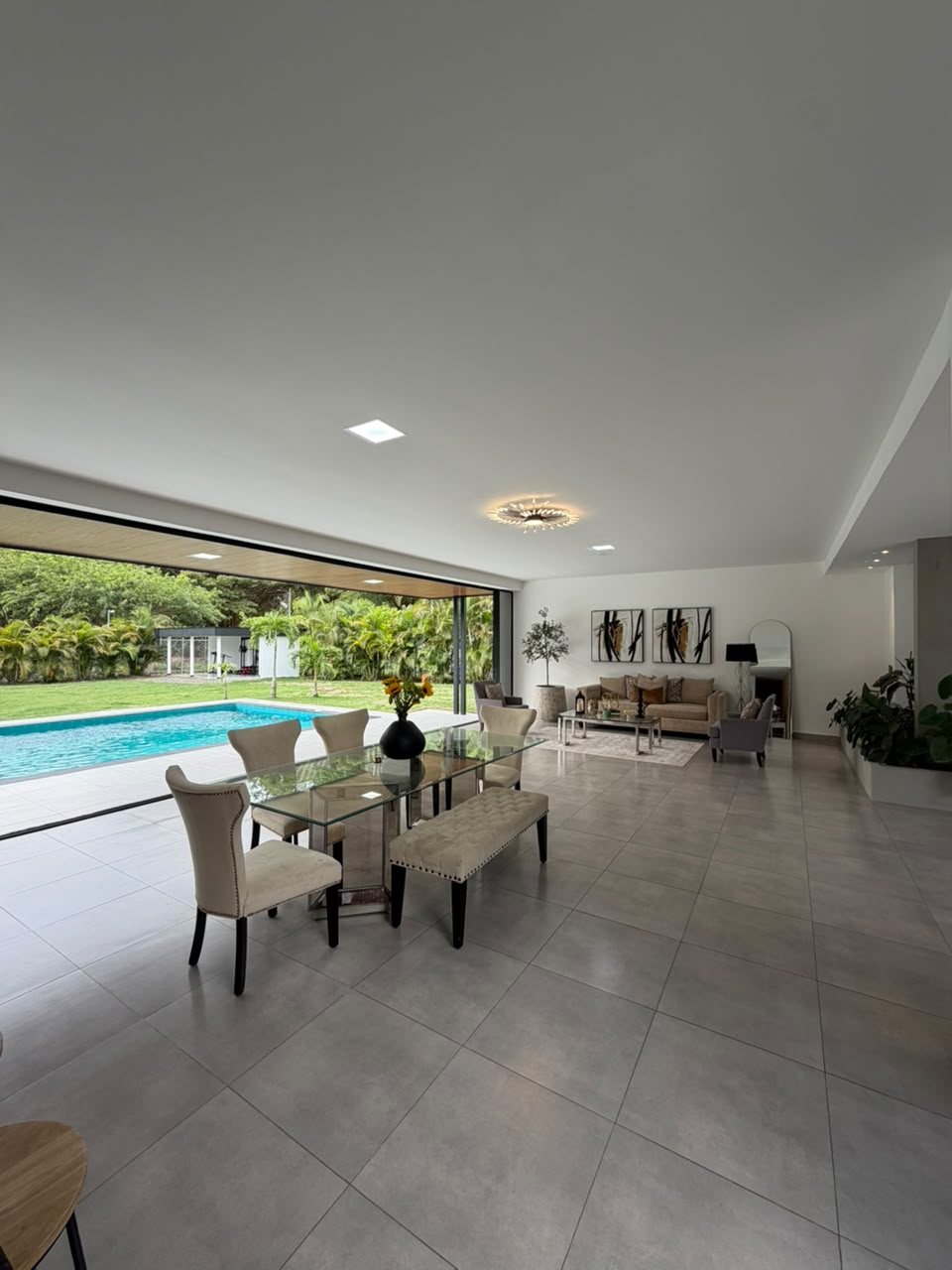 Casa en venta en La Morada, Jamundí — 400 m² sobre lote de 1.500 m², piscina y paneles solares