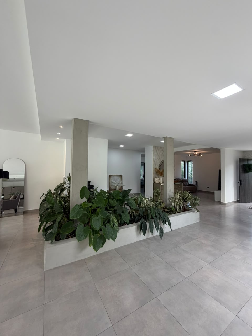 Casa en venta en La Morada, Jamundí — 400 m² sobre lote de 1.500 m², piscina y paneles solares