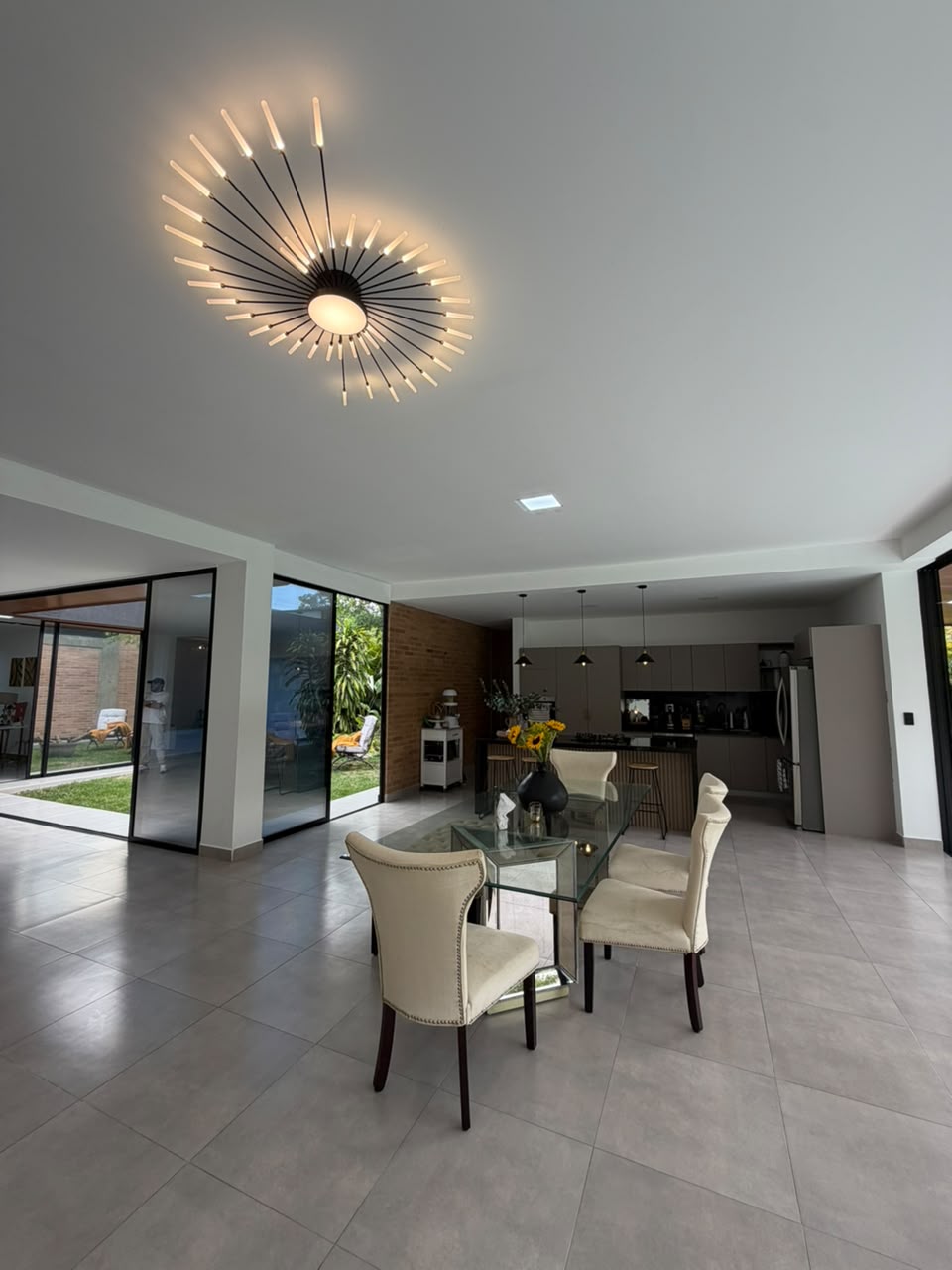 Casa en venta en La Morada, Jamundí — 400 m² sobre lote de 1.500 m², piscina y paneles solares