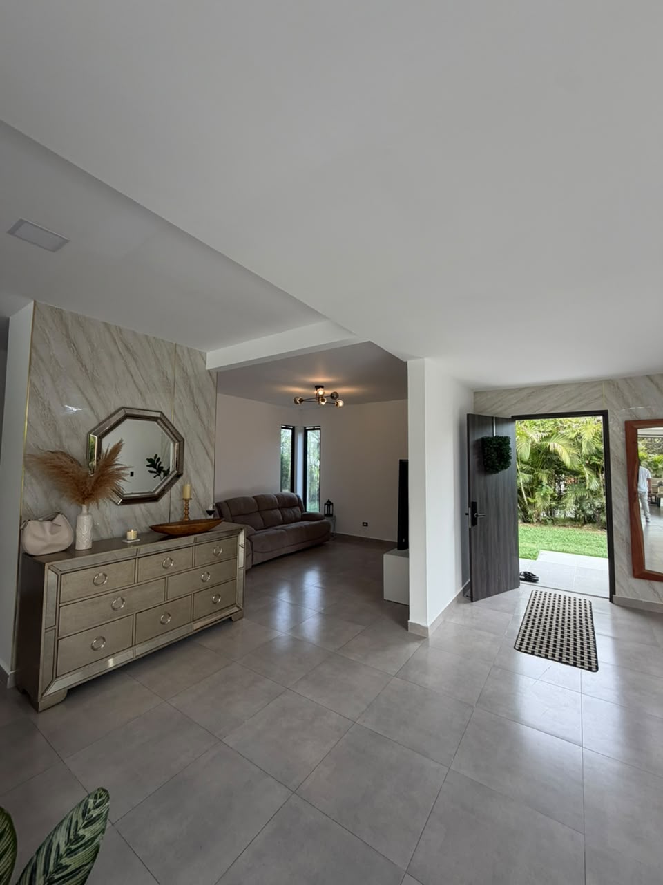 Casa en venta en La Morada, Jamundí — 400 m² sobre lote de 1.500 m², piscina y paneles solares