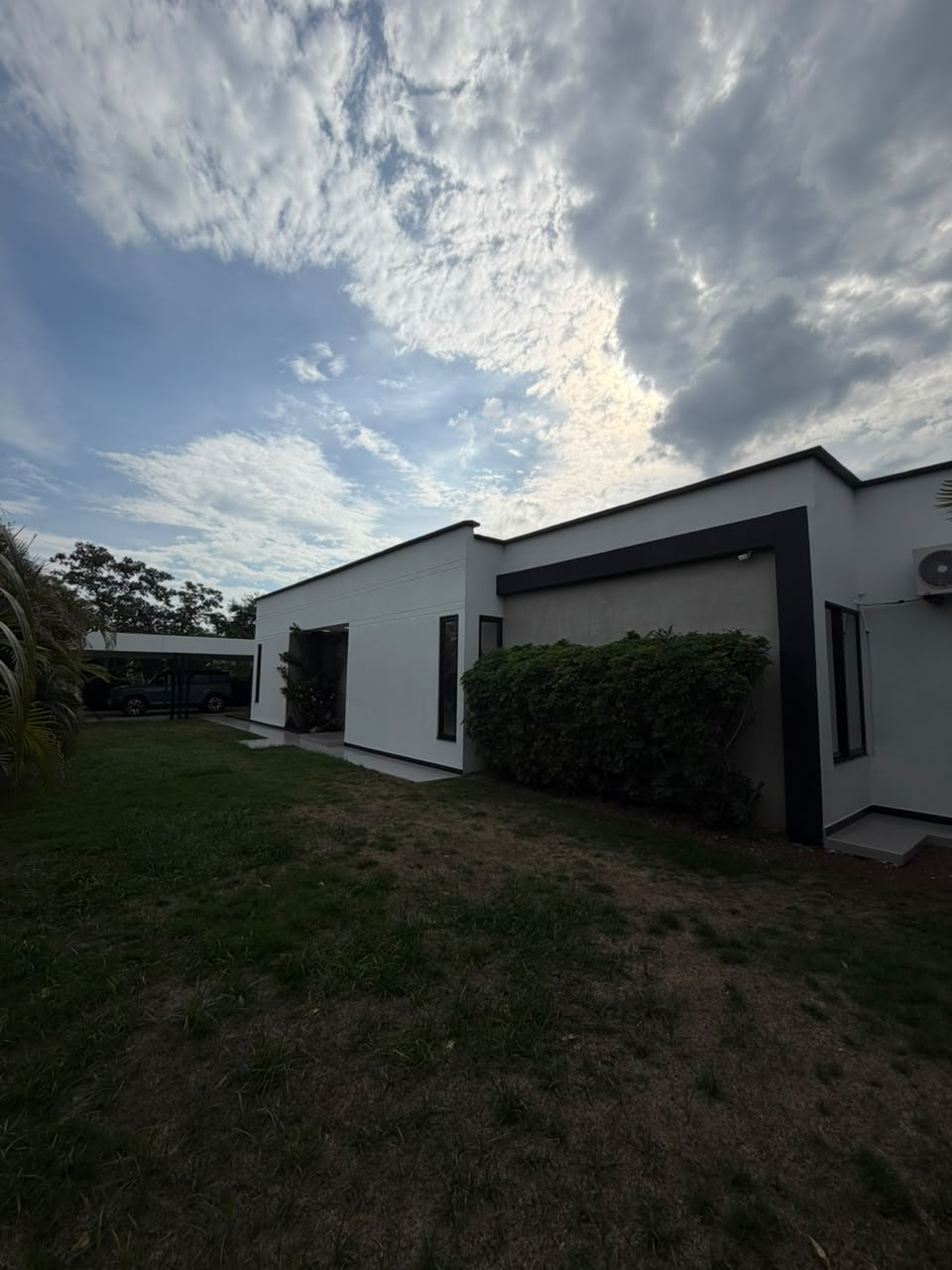 Casa en venta en La Morada, Jamundí — 400 m² sobre lote de 1.500 m², piscina y paneles solares