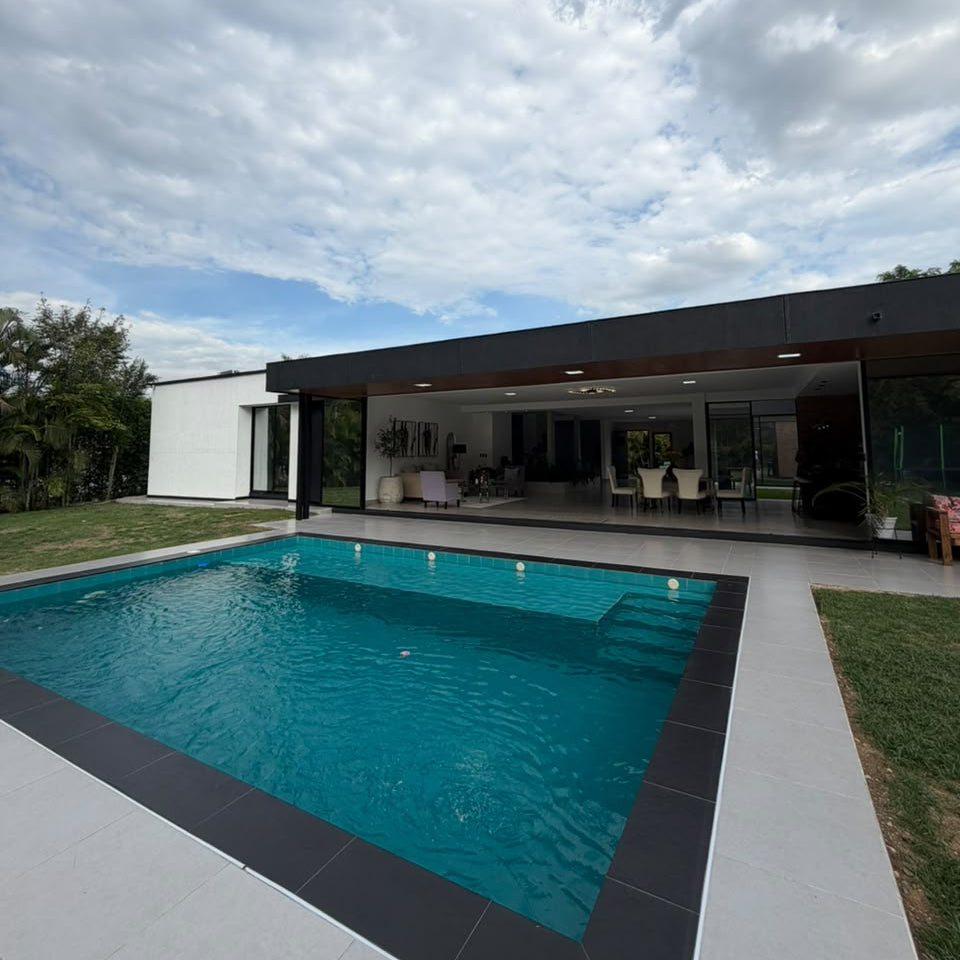 Casa en venta en La Morada, Jamundí — 400 m² sobre lote de 1.500 m², piscina y paneles solares