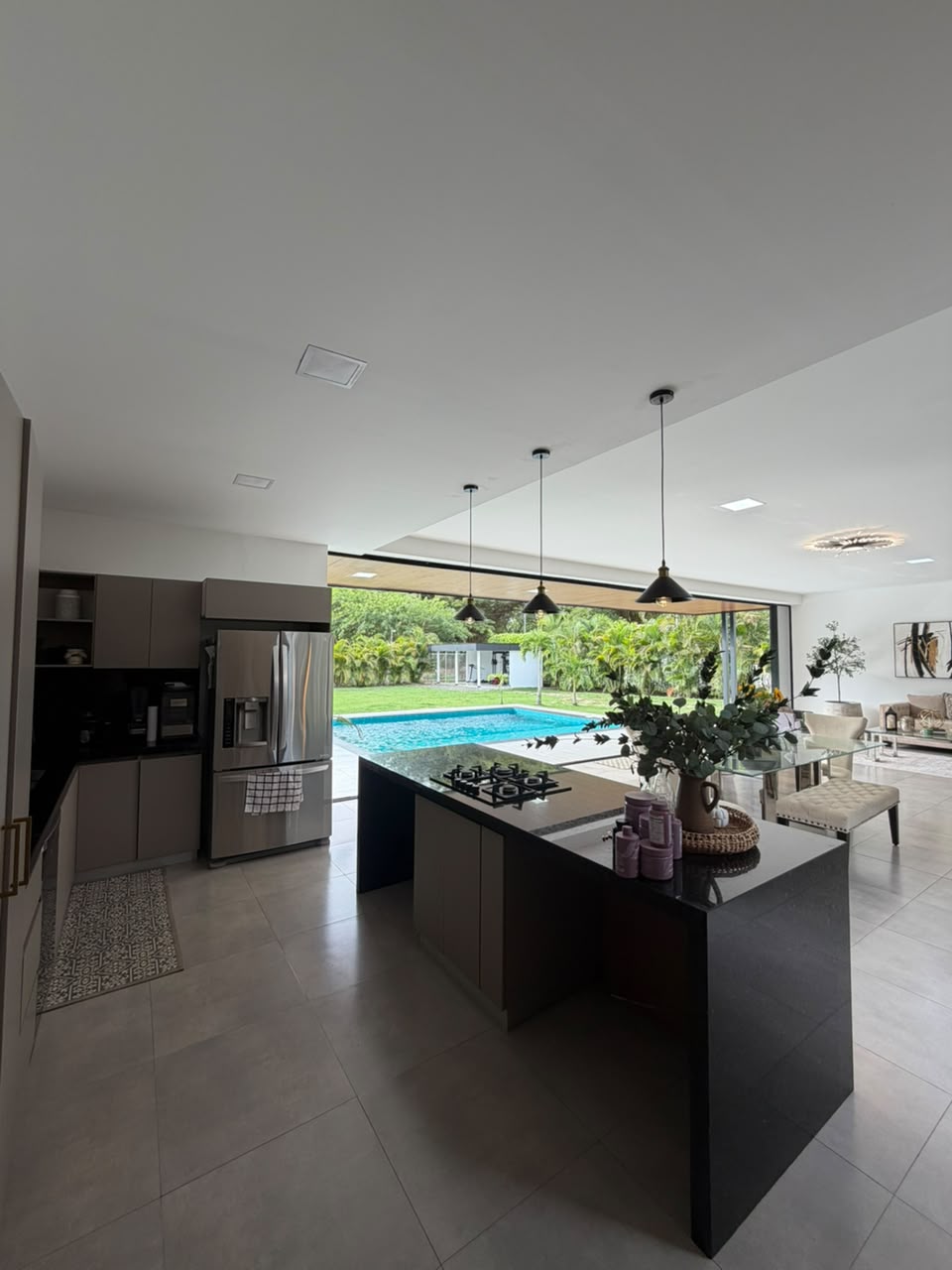 Casa en venta en La Morada, Jamundí — 400 m² sobre lote de 1.500 m², piscina y paneles solares