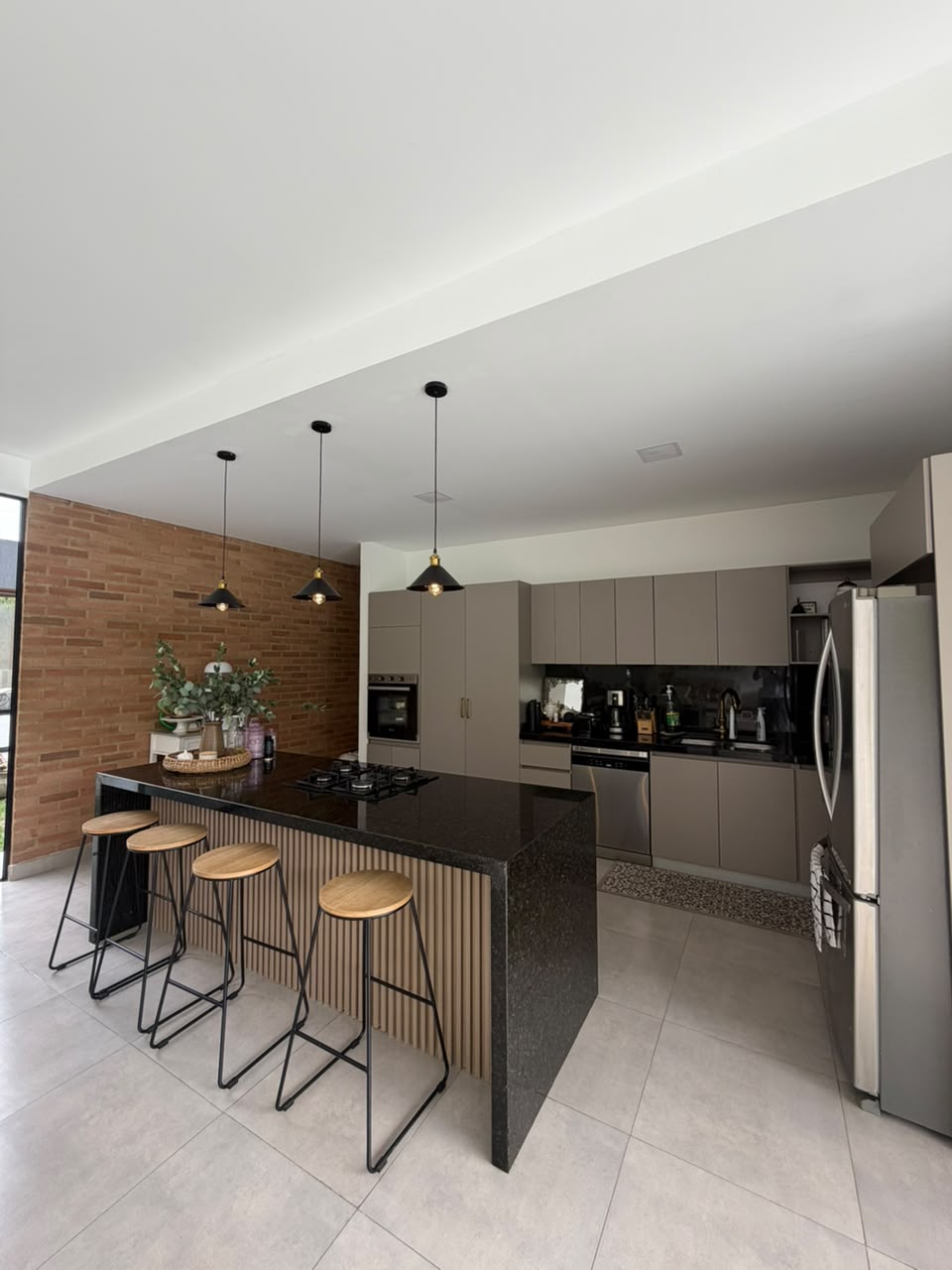 Casa en venta en La Morada, Jamundí — 400 m² sobre lote de 1.500 m², piscina y paneles solares