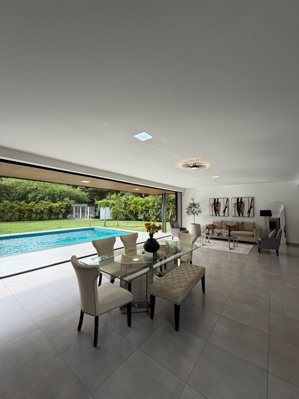 Casa en venta en La Morada, Jamundí — 400 m² sobre lote de 1.500 m², piscina y paneles solares