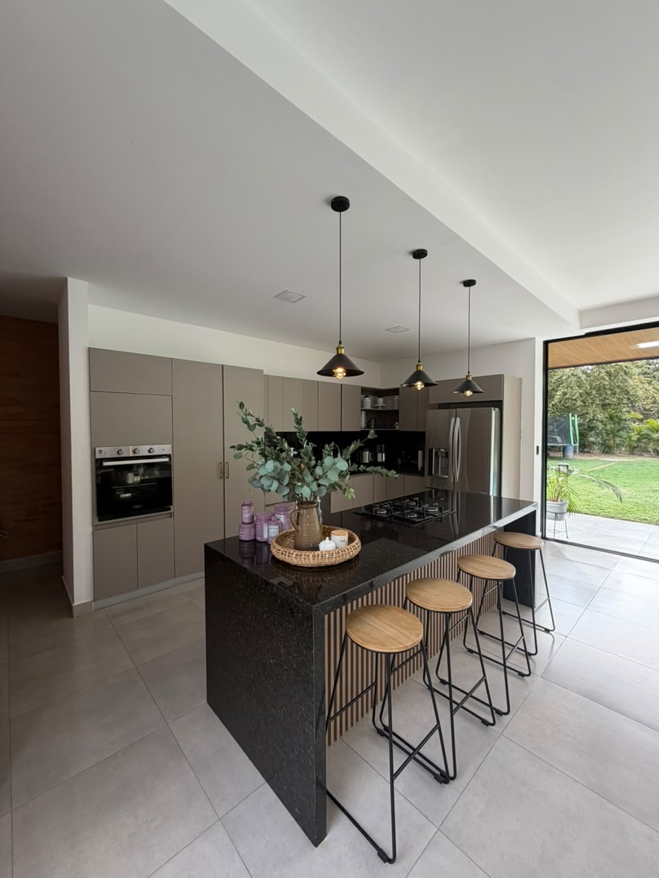 Casa en venta en La Morada, Jamundí — 400 m² sobre lote de 1.500 m², piscina y paneles solares