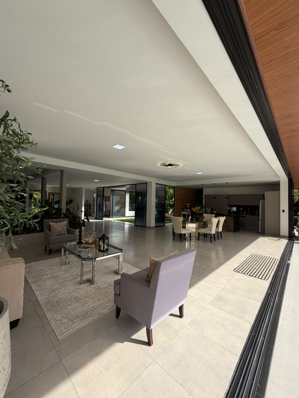 Casa en venta en La Morada, Jamundí — 400 m² sobre lote de 1.500 m², piscina y paneles solares