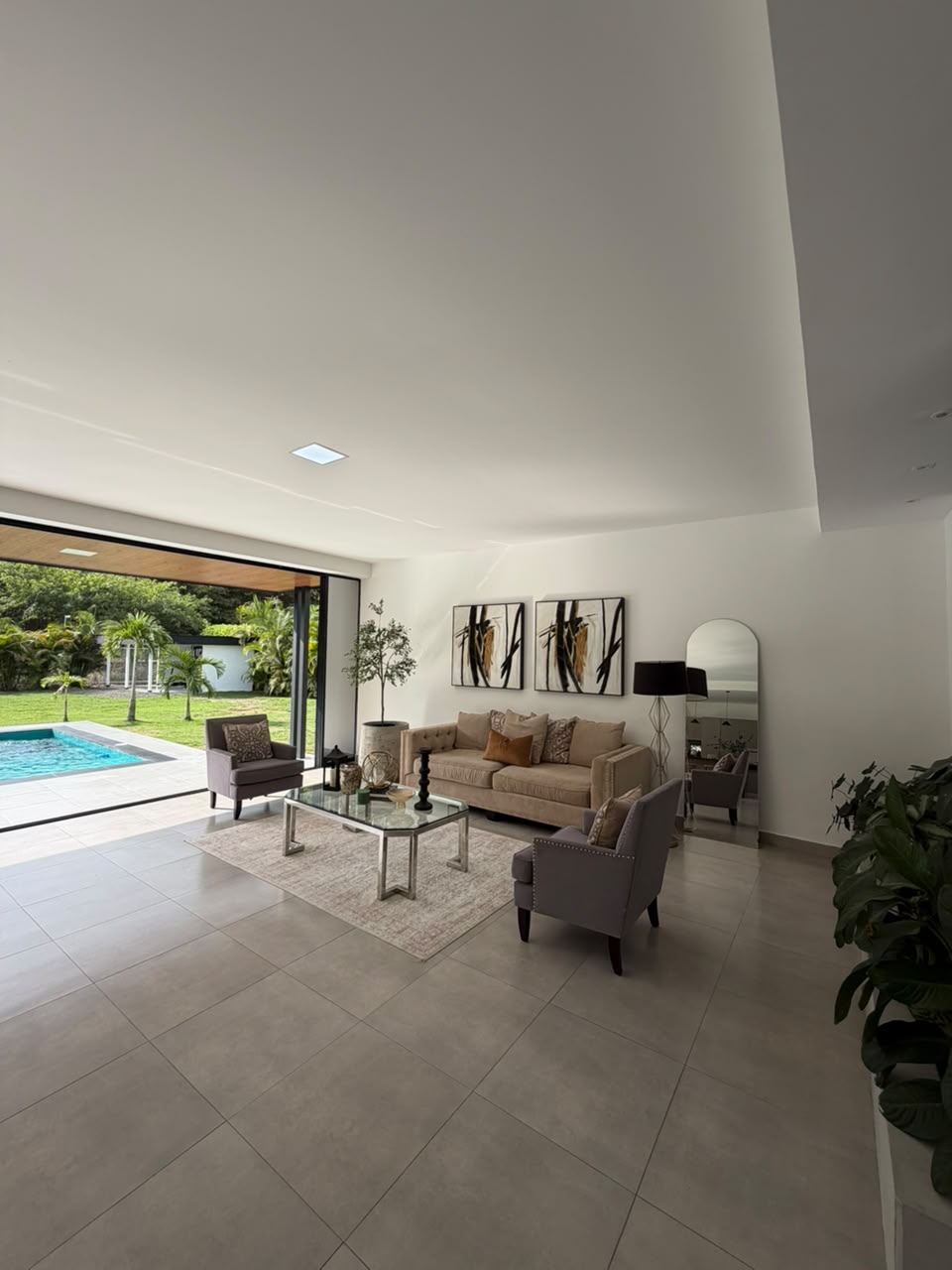 Casa en venta en La Morada, Jamundí — 400 m² sobre lote de 1.500 m², piscina y paneles solares