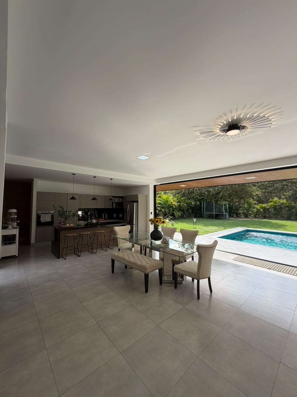 Casa en venta en La Morada, Jamundí — 400 m² sobre lote de 1.500 m², piscina y paneles solares