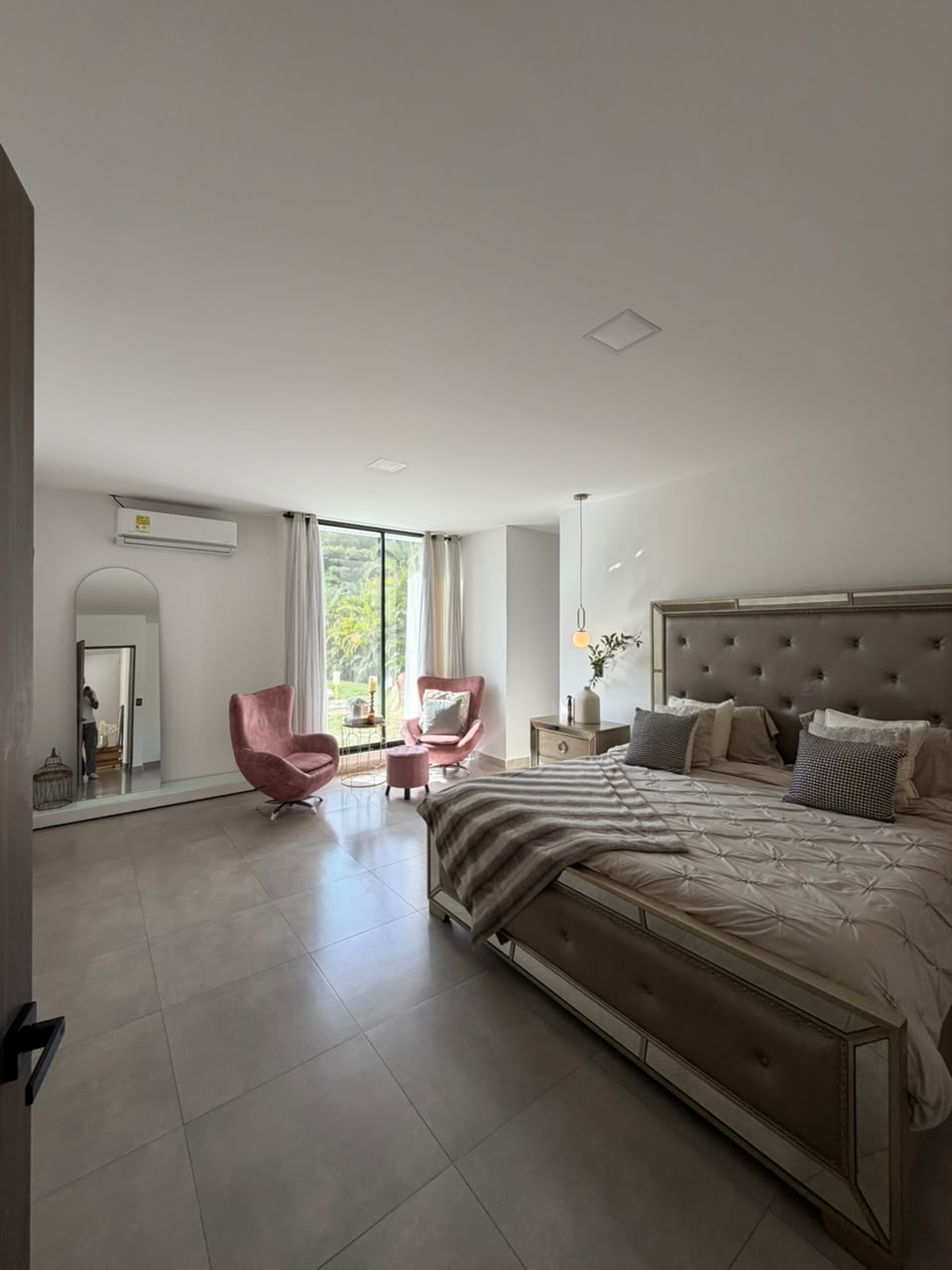 Casa en venta en La Morada, Jamundí — 400 m² sobre lote de 1.500 m², piscina y paneles solares