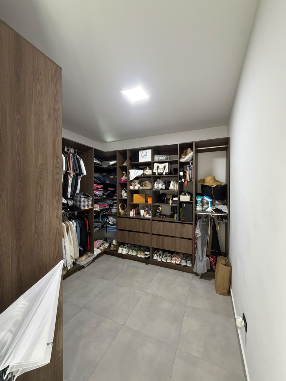 Casa en venta en La Morada, Jamundí — 400 m² sobre lote de 1.500 m², piscina y paneles solares