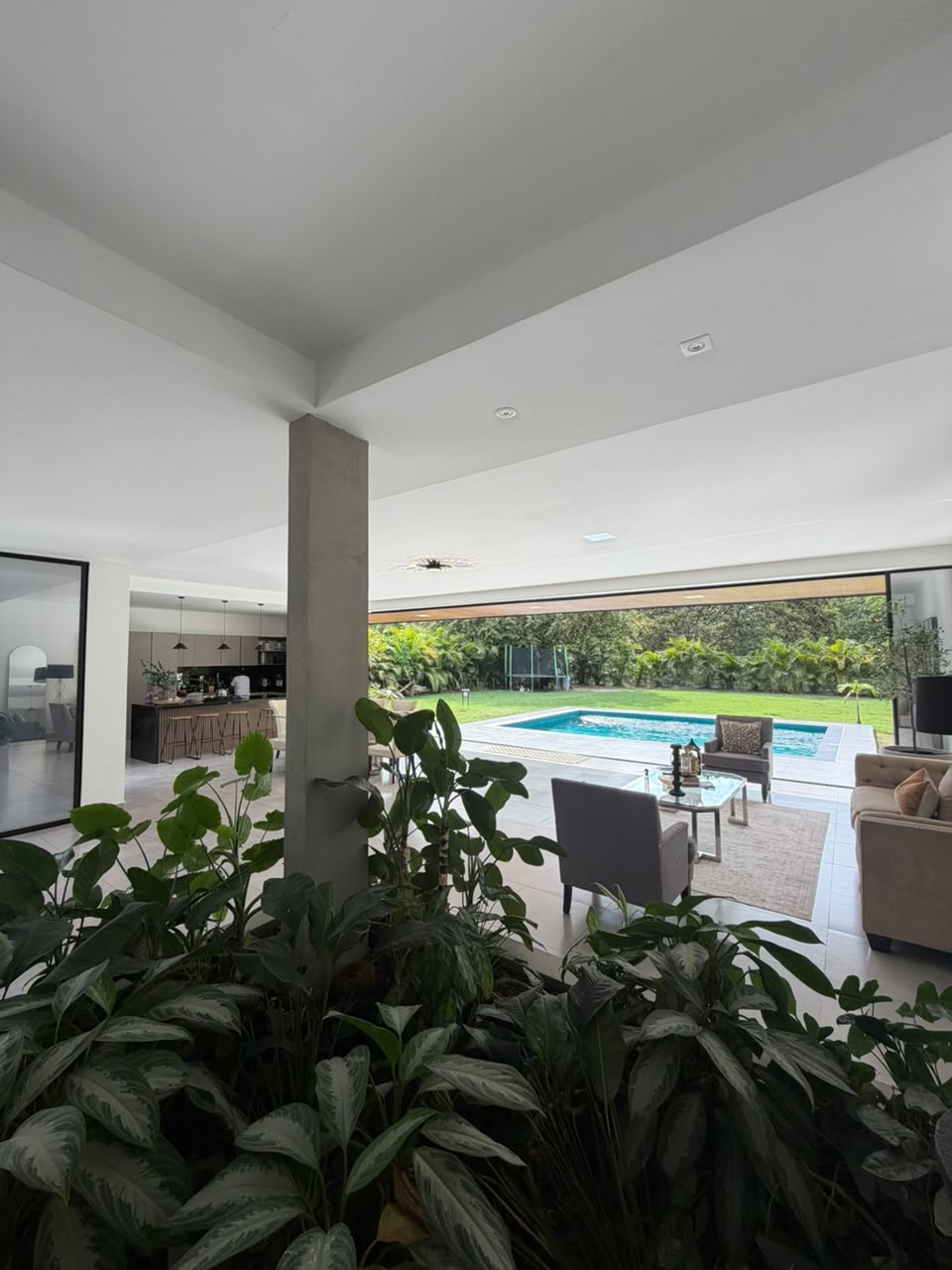 Casa en venta en La Morada, Jamundí — 400 m² sobre lote de 1.500 m², piscina y paneles solares