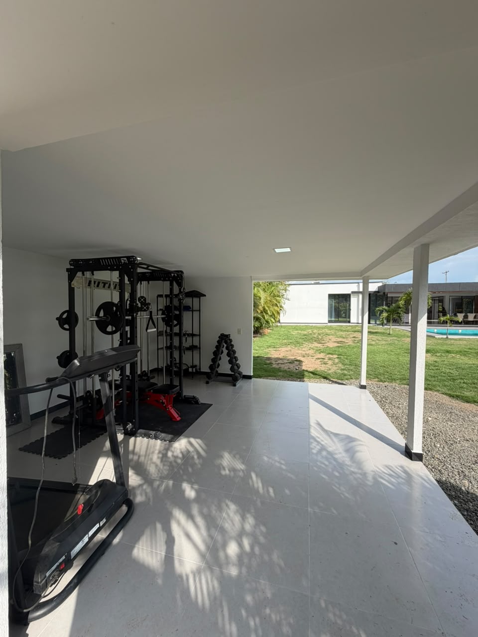 Casa en venta en La Morada, Jamundí — 400 m² sobre lote de 1.500 m², piscina y paneles solares