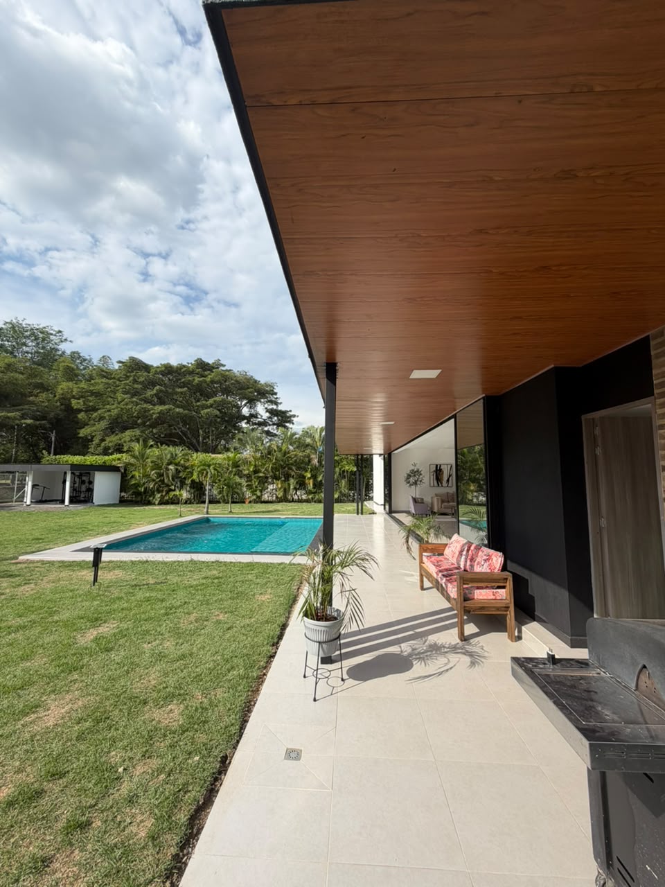 Casa en venta en La Morada, Jamundí — 400 m² sobre lote de 1.500 m², piscina y paneles solares