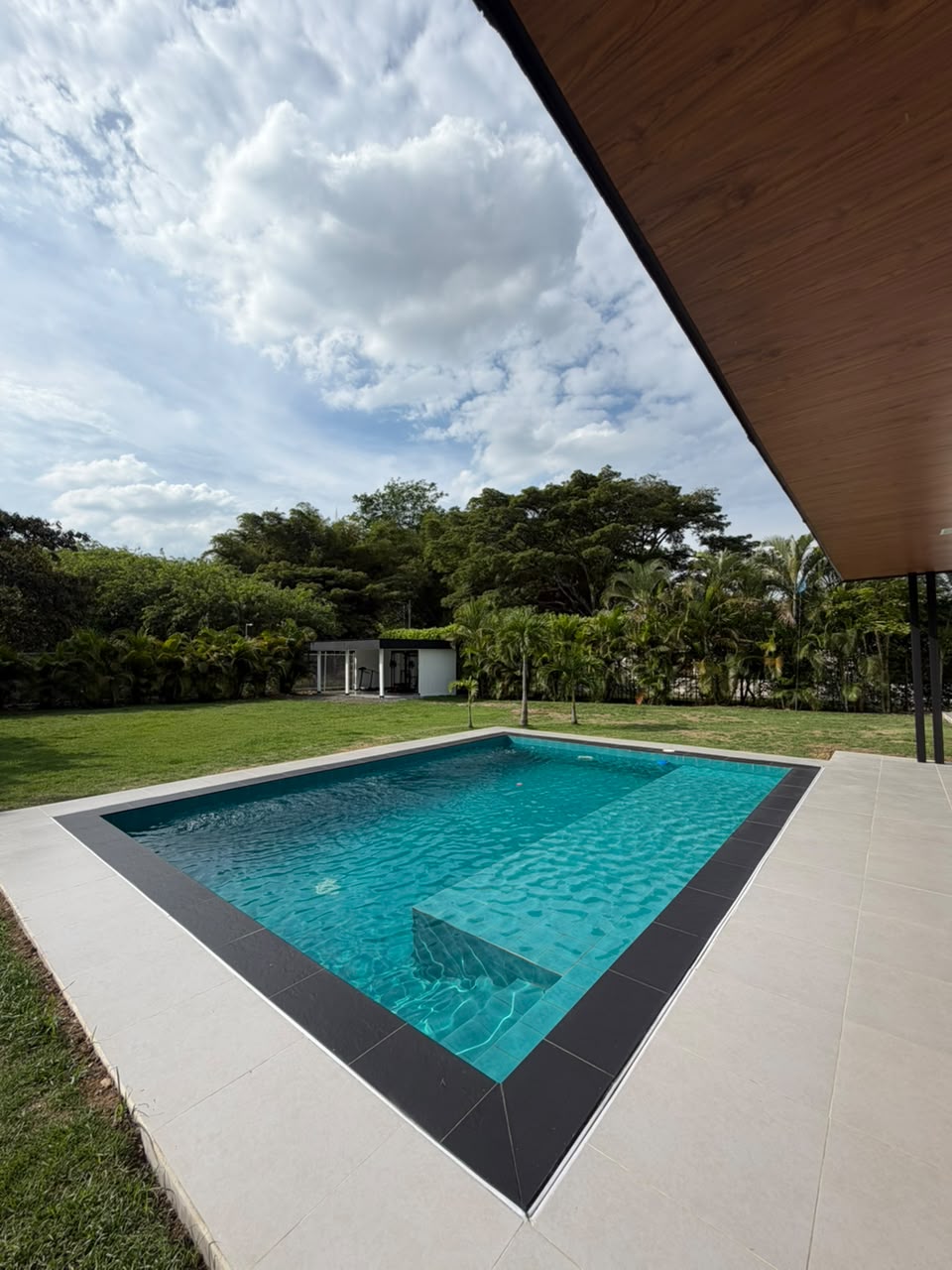 Casa en venta en La Morada, Jamundí — 400 m² sobre lote de 1.500 m², piscina y paneles solares