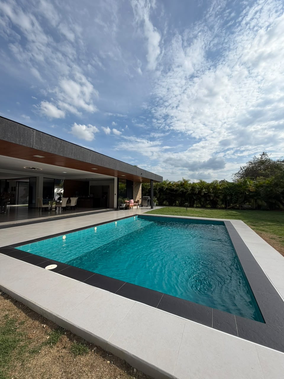 Casa en venta en La Morada, Jamundí — 400 m² sobre lote de 1.500 m², piscina y paneles solares