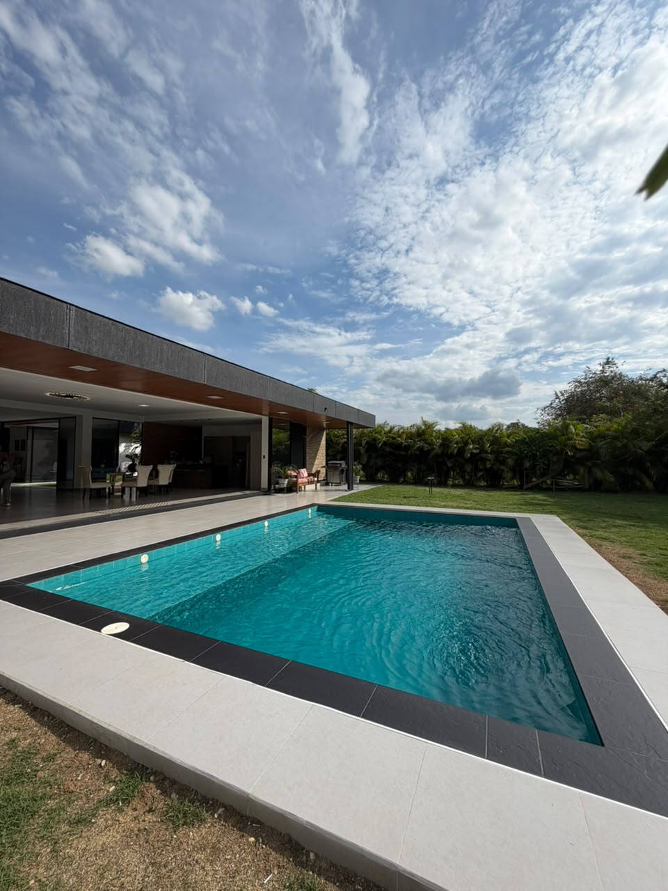 Casa en venta en La Morada, Jamundí — 400 m² sobre lote de 1.500 m², piscina y paneles solares