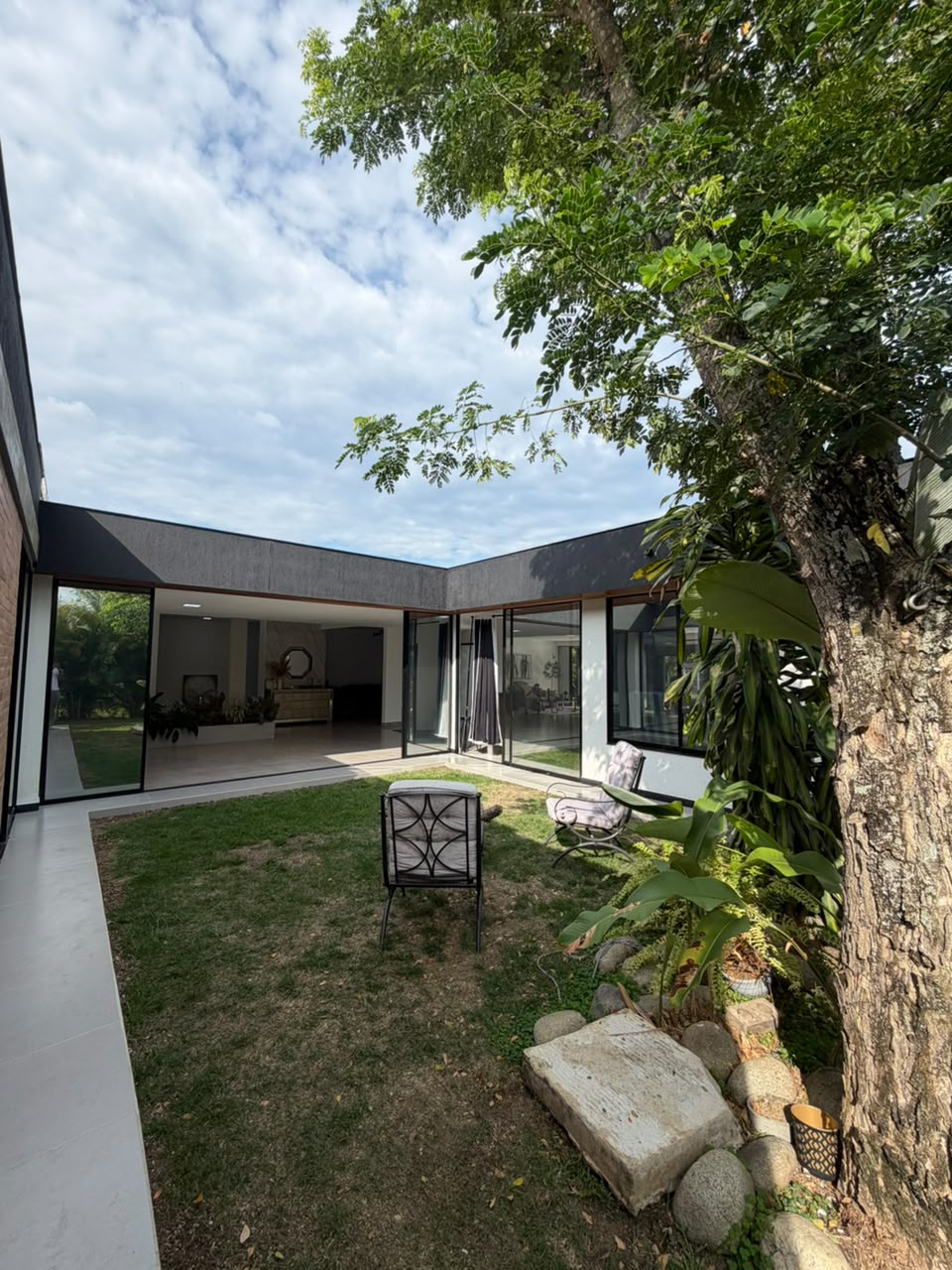 Casa en venta en La Morada, Jamundí — 400 m² sobre lote de 1.500 m², piscina y paneles solares